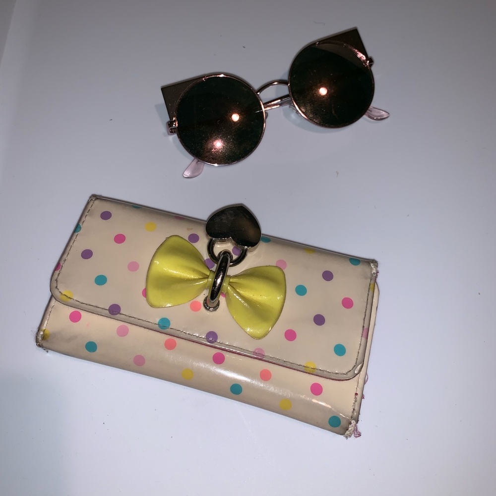 MAKE AN OFFER** Claire’s Wallet